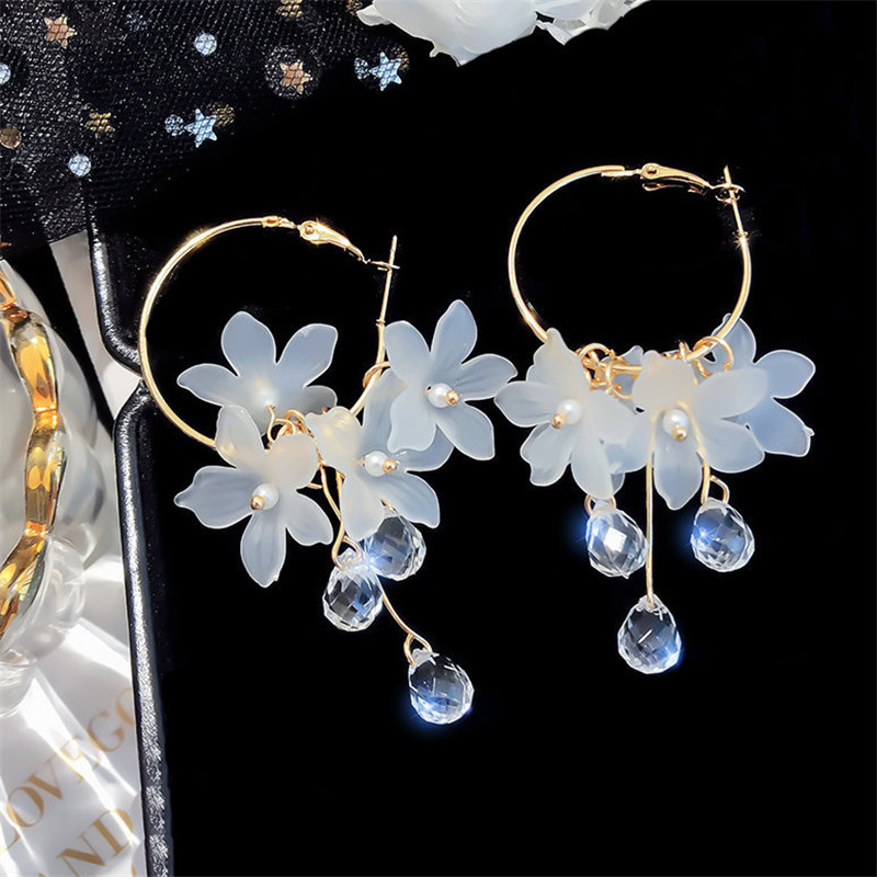 Women'S Accessories Trends 2026 - Kore moda zirkon beyaz çiçek bırak