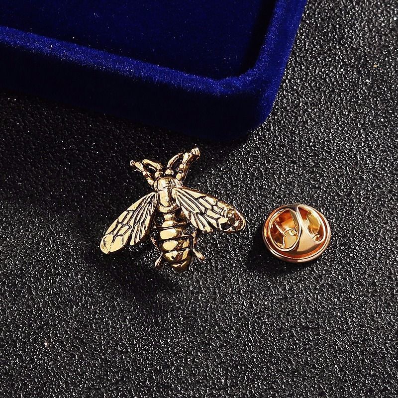 Women'S Accessories Trends 2026 - Vintage Bronz Renk Küçük Arı Broş